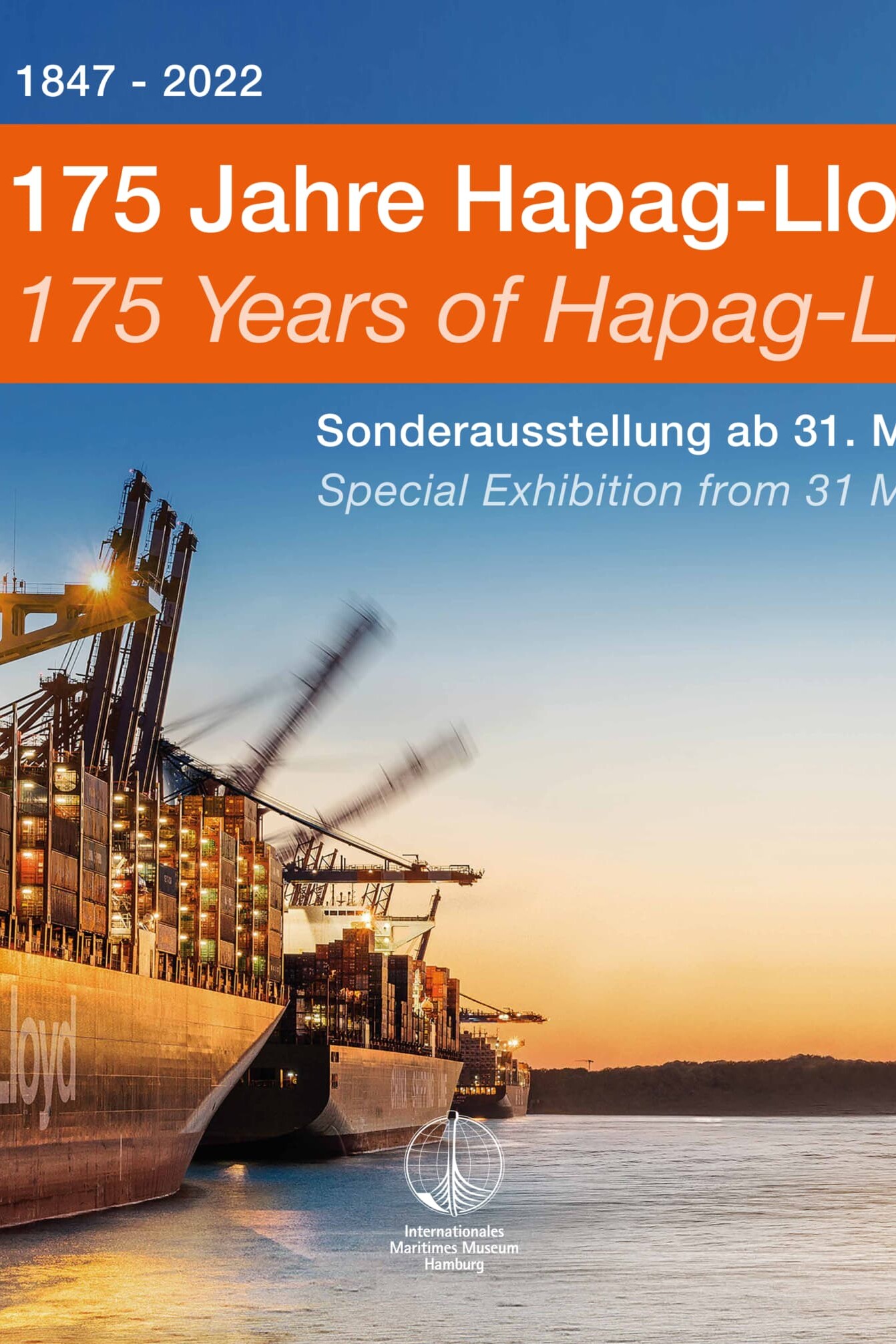 Zwei beladene Containerschiffe der Reederei Hapag‑Lloyd im Hafen bei warmem Abendlicht; oben orange Banner mit Schrift „175 Jahre Hapag‑Lloyd“ und Ausstellungsdetails.