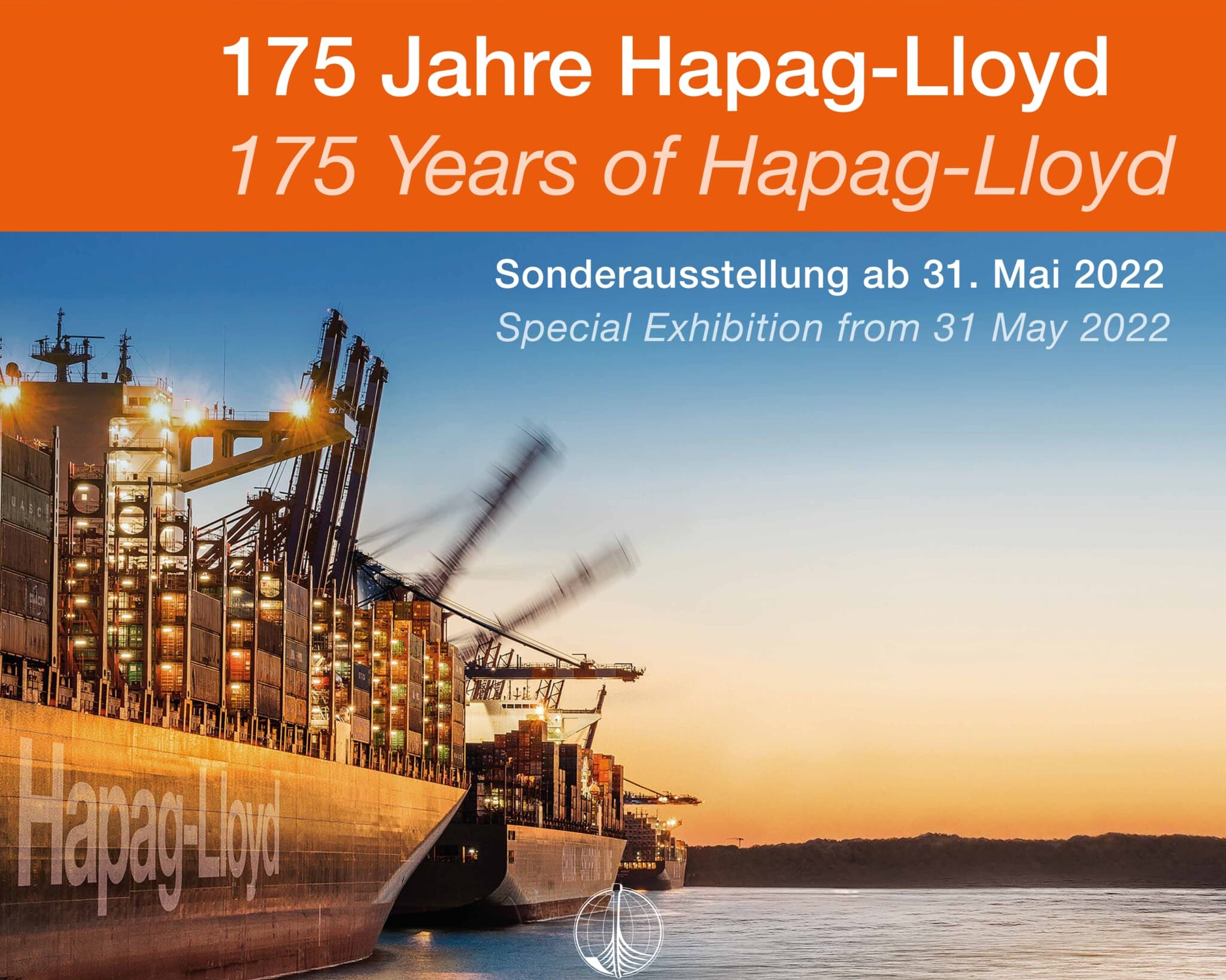 Zwei beladene Containerschiffe der Reederei Hapag‑Lloyd im Hafen bei warmem Abendlicht; oben orange Banner mit Schrift „175 Jahre Hapag‑Lloyd“ und Ausstellungsdetails.