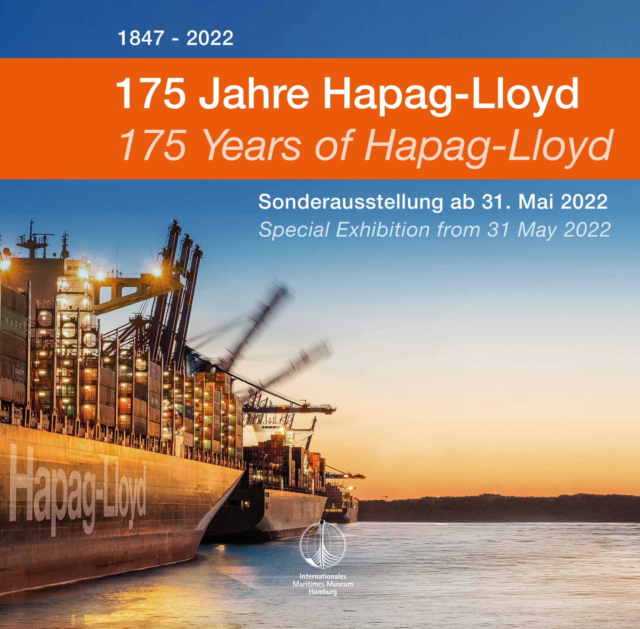 Zwei beladene Containerschiffe der Reederei Hapag‑Lloyd im Hafen bei warmem Abendlicht; oben orange Banner mit Schrift „175 Jahre Hapag‑Lloyd“ und Ausstellungsdetails.