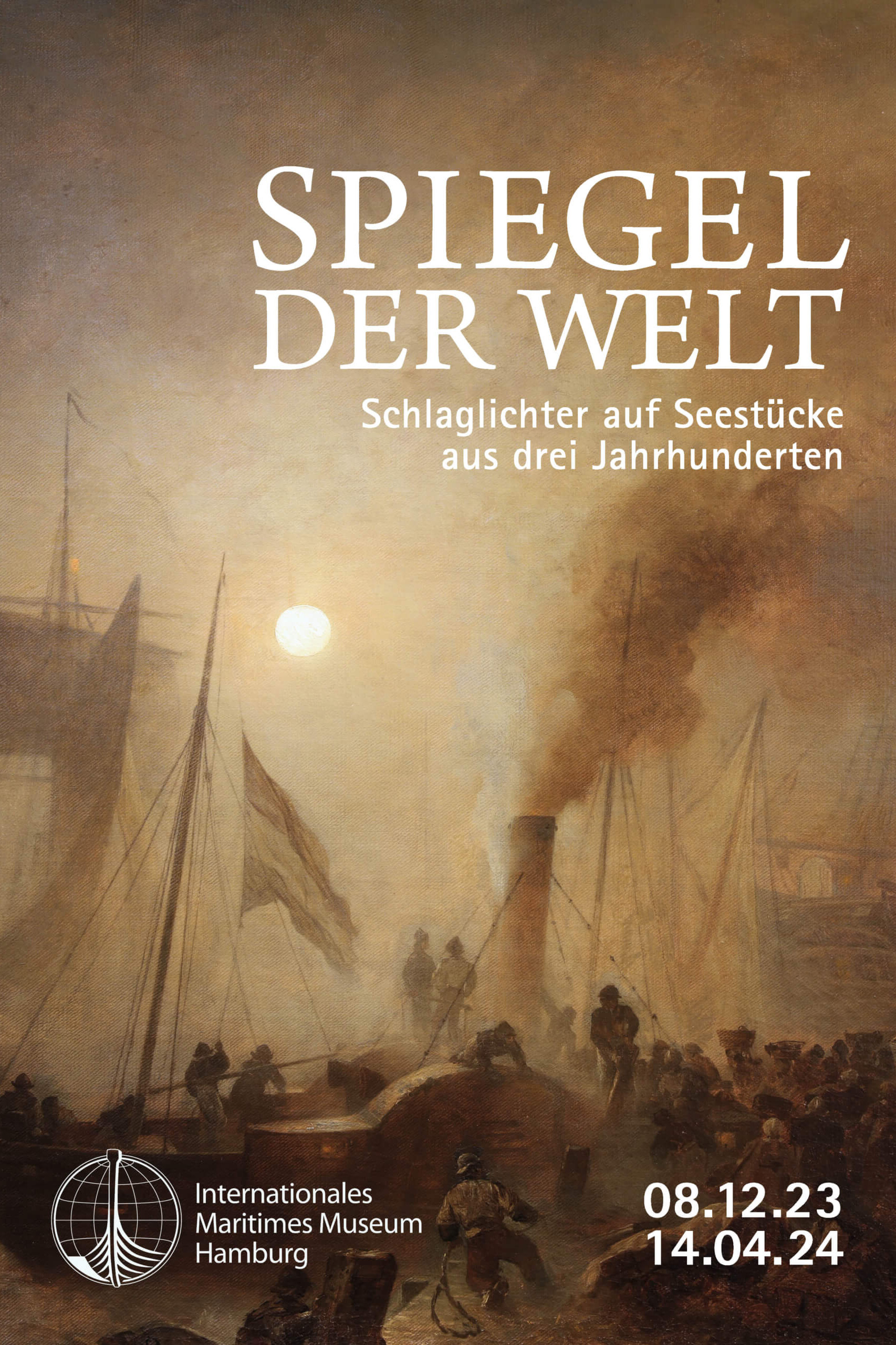 Plakat des Internationalen Maritimen Museums Hamburg mit einem stimmungsvollen Gemälde eines nebligen Hafens in Dämmerung, das Segel- und Dampfschiffe, einen rauchenden Schornstein und silhouettierte Seeleute zeigt; großer weißer Schriftzug 