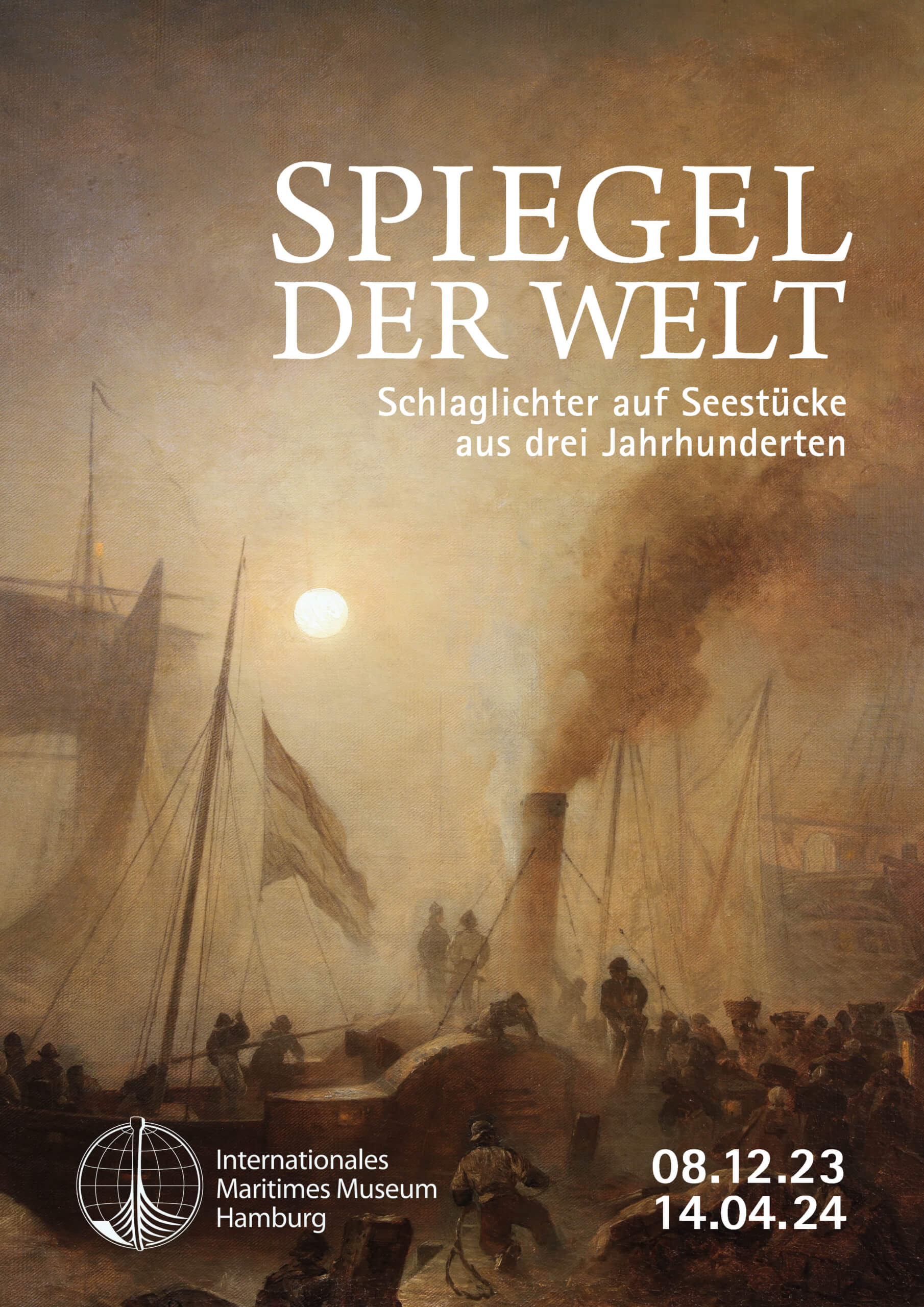 Plakat des Internationalen Maritimen Museums Hamburg mit einem stimmungsvollen Gemälde eines nebligen Hafens in Dämmerung, das Segel- und Dampfschiffe, einen rauchenden Schornstein und silhouettierte Seeleute zeigt; großer weißer Schriftzug