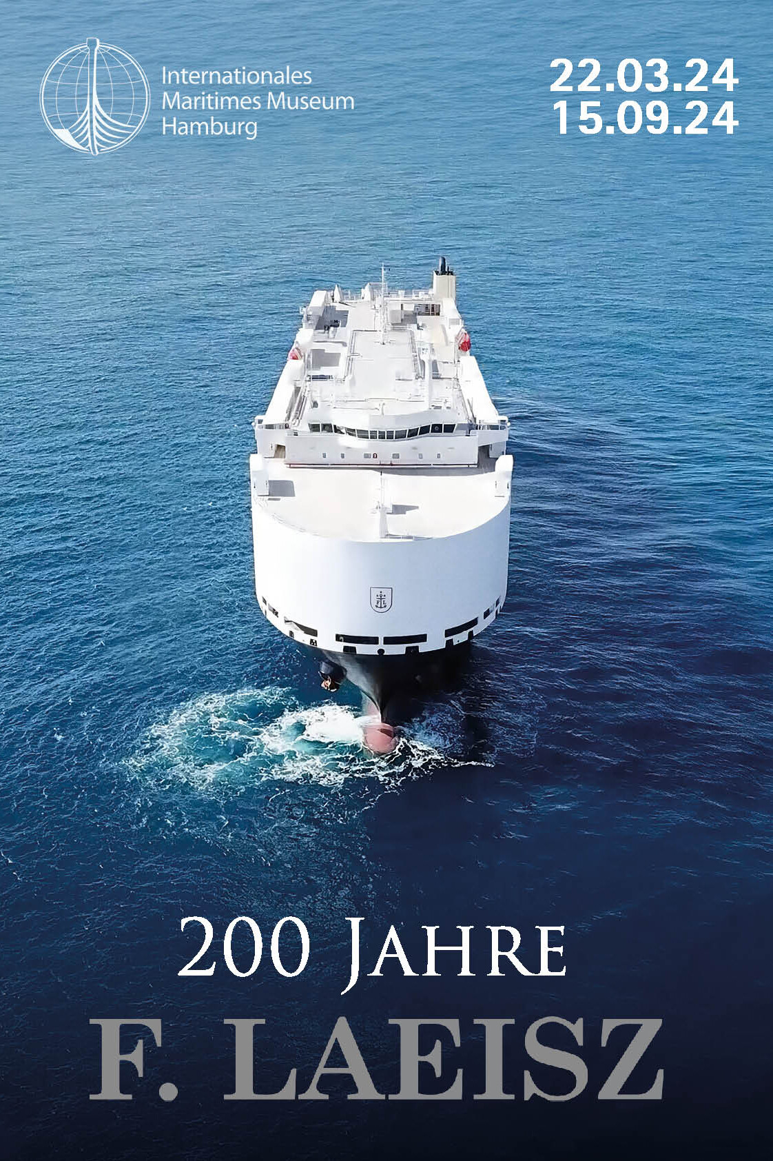 Vogelperspektive auf das bugseitige Vorderdeck eines großen weißen Frachtschiffs, das durch tiefblaues Meer schneidet; oben links das Logo des Internationalen Maritimen Museums Hamburg und oben rechts die Ausstellungsdaten (22.03.24–15.09.24), unten der Schriftzug 200 Jahre F. Laeisz