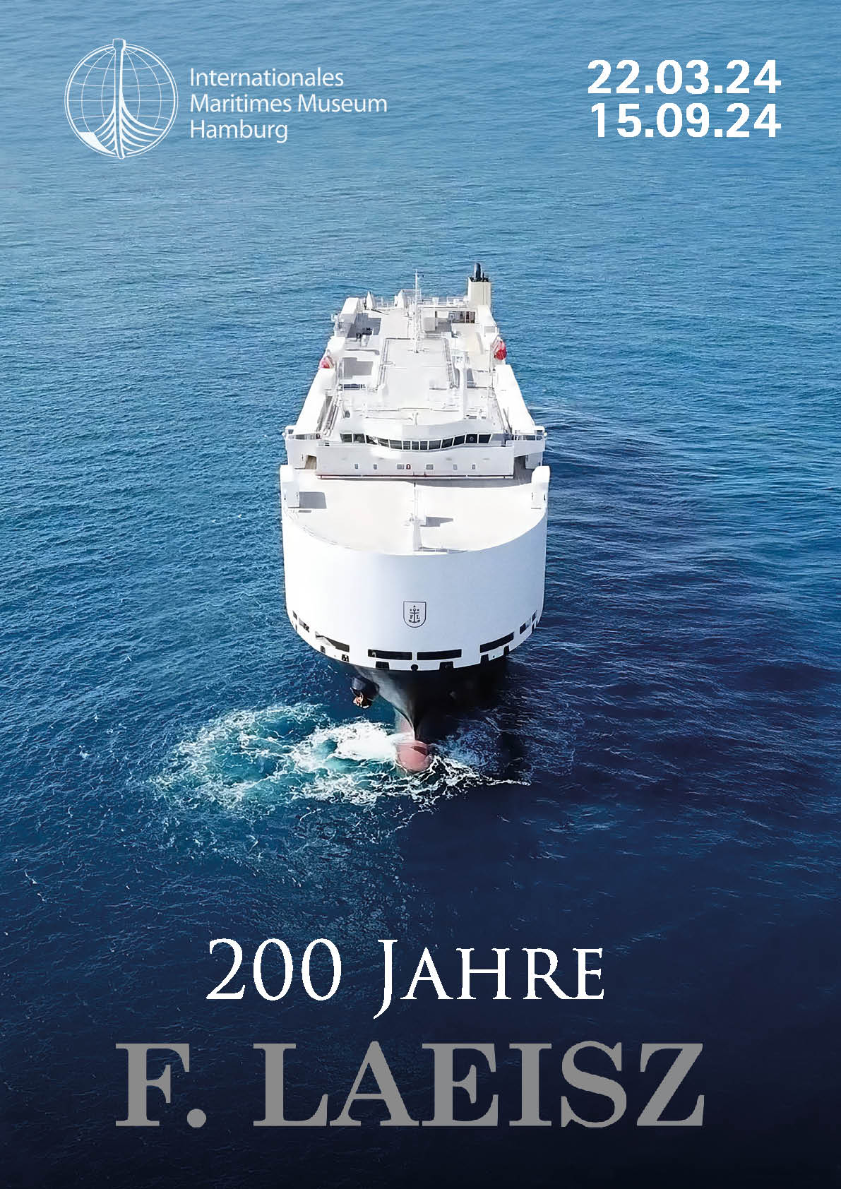 Vogelperspektive auf das bugseitige Vorderdeck eines großen weißen Frachtschiffs, das durch tiefblaues Meer schneidet; oben links das Logo des Internationalen Maritimen Museums Hamburg und oben rechts die Ausstellungsdaten (22.03.24–15.09.24), unten der Schriftzug 200 Jahre F. Laeisz