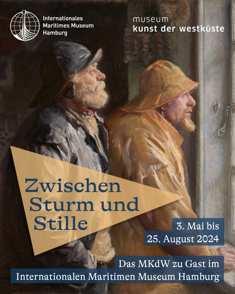 Zwei wettergegerbte Seeleute in Ölzeug und Fischerhüten blicken erwartungsvoll aus einem Schiffsfenster; darüber Museumslogos und ein Banner mit Ausstellungstitel.