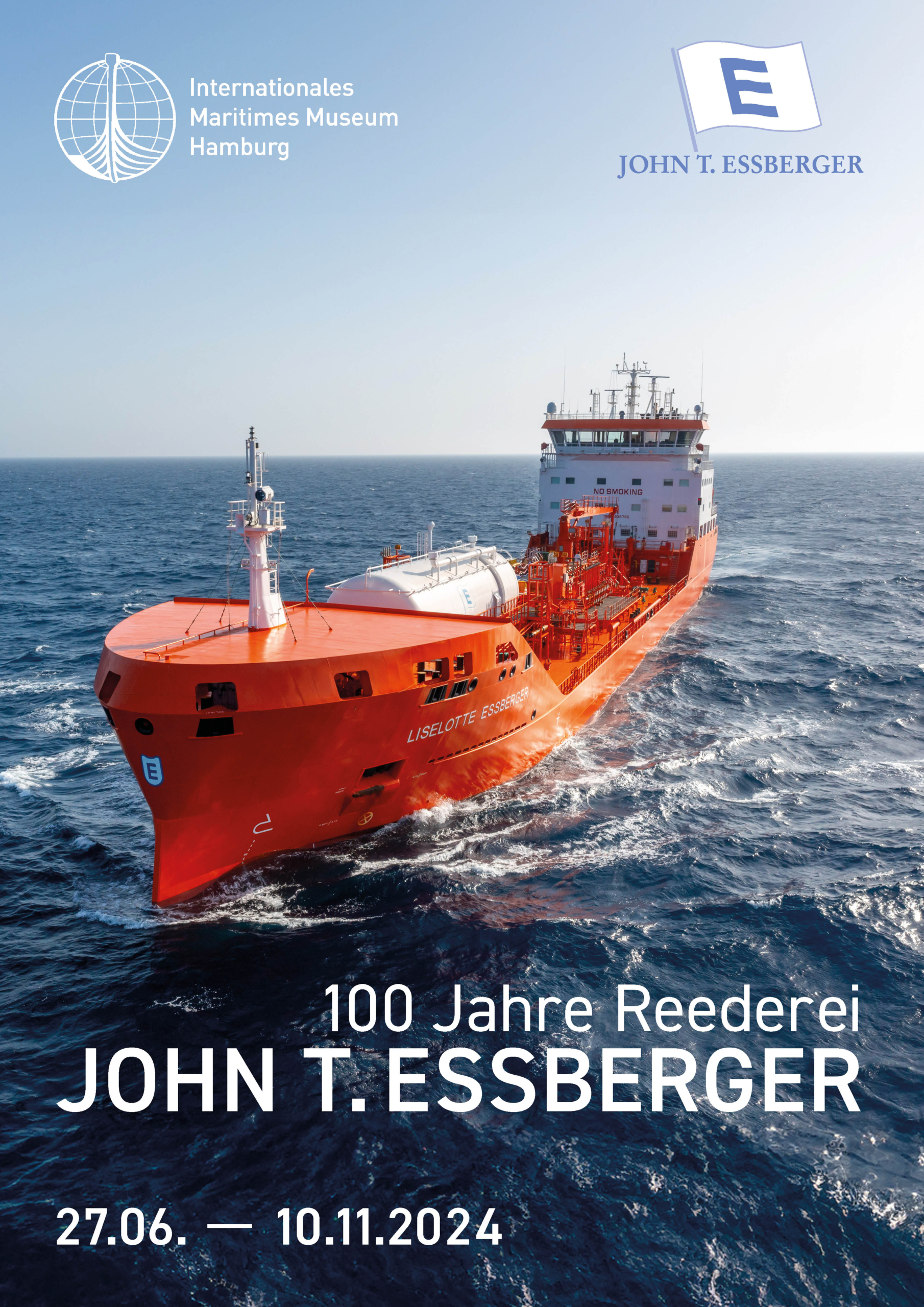 Rotes Tankschiff „Liselotte Essberger“ fährt durch tiefblaues Meer unter klarem Himmel; oben links Logo des Internationalen Maritimen Museums Hamburg, oben rechts Firmenflagge John T. Essberger und weiße Schrift „100 Jahre Reederei JOHN T. ESSBERGER“ mit den Daten 27.06.–10.11.2024.
