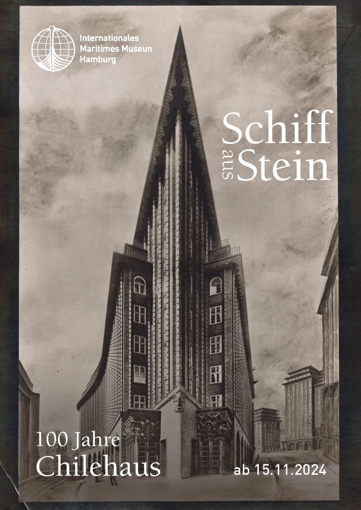 Sepiafarbenes Plakat mit frontal aufgenommener, spitz zulaufender Ansicht des Chilehauses in Hamburg, das wie ein Schiffsbug wirkt, rechts der Titel „Schiff aus Stein“, oben links das Logo des Internationalen Maritimen Museums, unten der Schriftzug „100 Jahre Chilehaus“ und das Datum „ab 15.11.2024“.