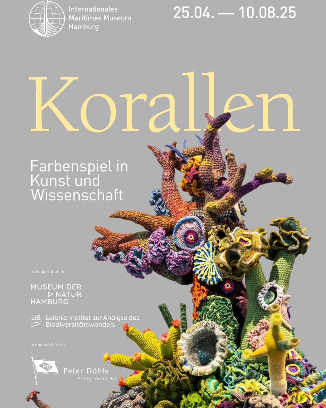 Plakat mit gro&szlig;er &Uuml;berschrift &bdquo;Korallen&ldquo;, farbenfrohem, geh&auml;keltem Korallenriff vor grauem Hintergrund sowie Ausstellungsdaten und Museum-Logos.