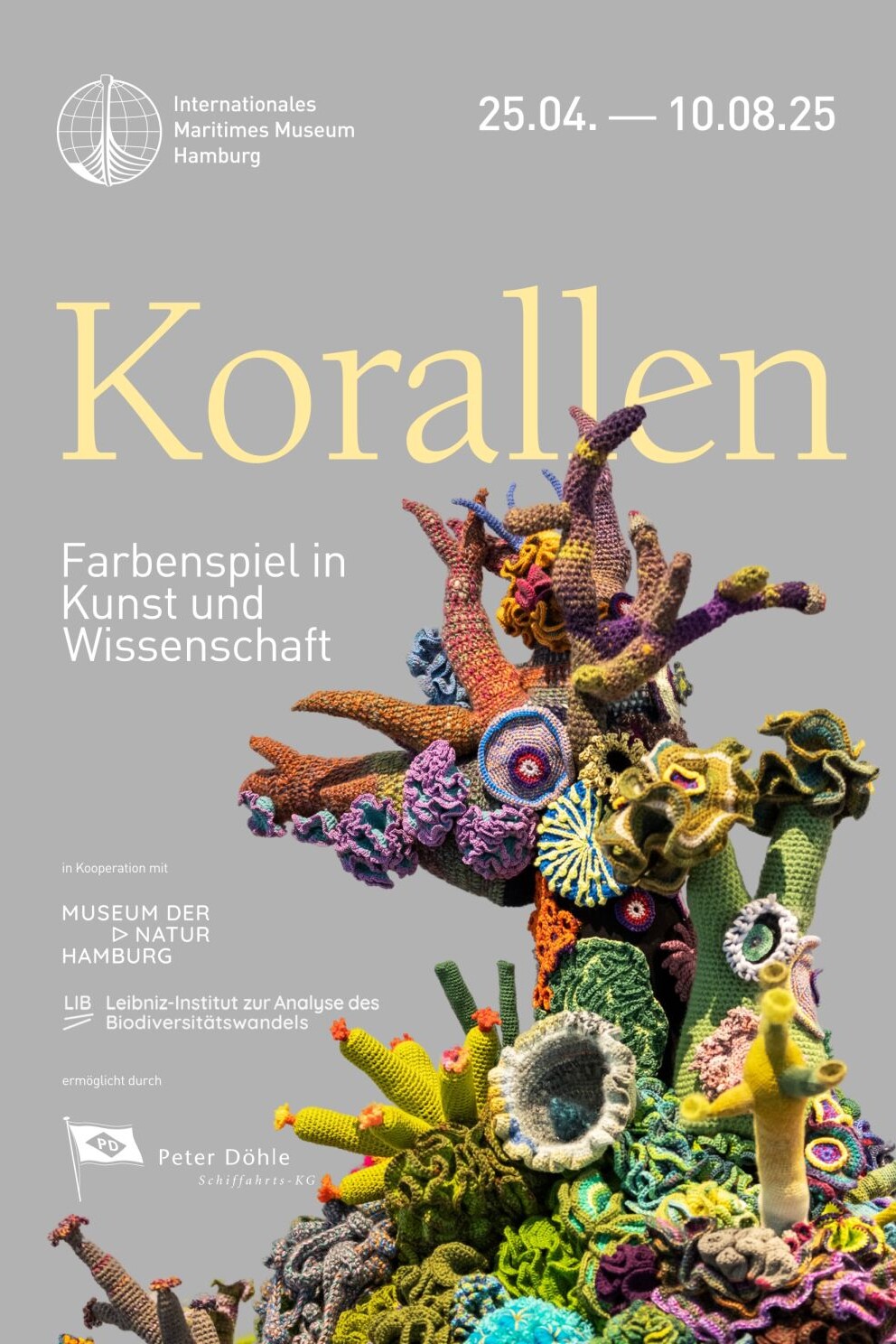 Plakat mit großer Überschrift „Korallen“, farbenfrohem, gehäkeltem Korallenriff vor grauem Hintergrund sowie Ausstellungsdaten und Museum-Logos.