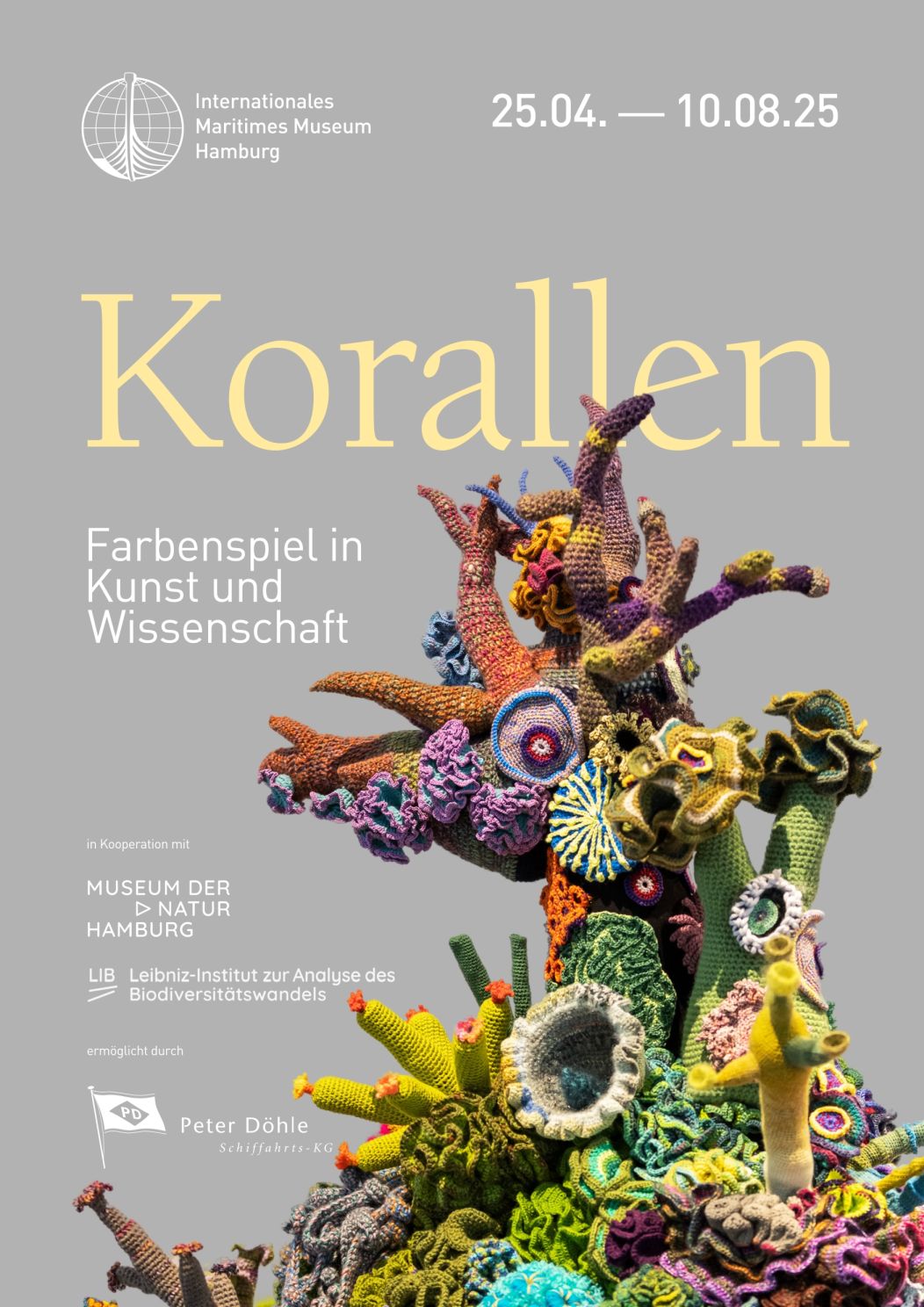 Plakat mit großer Überschrift „Korallen“, farbenfrohem, gehäkeltem Korallenriff vor grauem Hintergrund sowie Ausstellungsdaten und Museum-Logos.