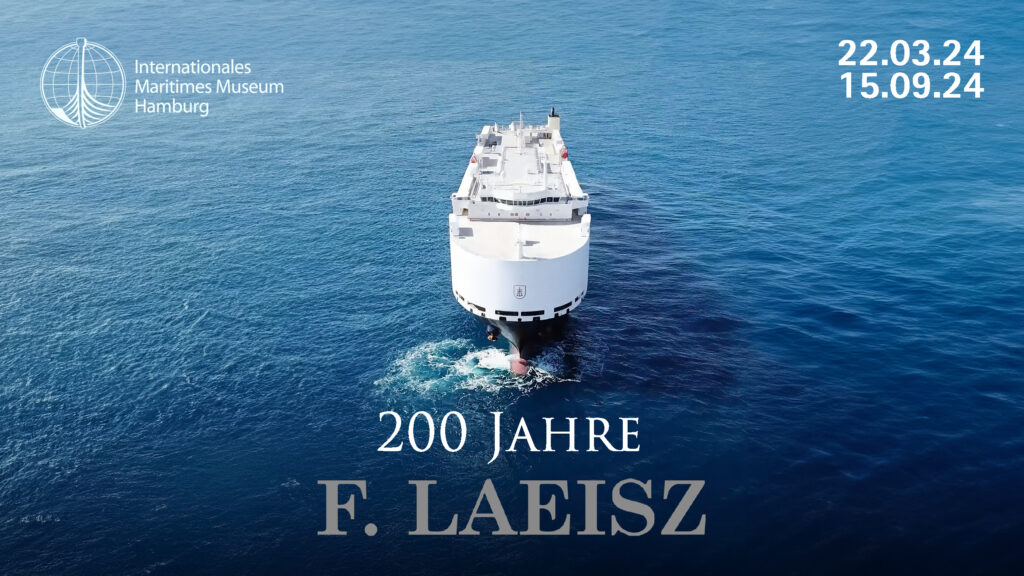 Luftbild eines weißen Frachtschiffs auf ruhigem tiefblauem Meer; links Museumslogo, rechts Ausstellungsdaten und unten Schriftzug 200 Jahre F. Laeisz.