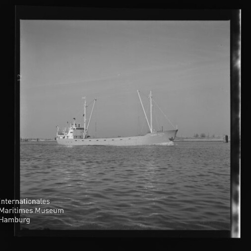 Frachtschiff mit zwei Masten auf ruhigem Wasser, Logo Internationales Maritimes Museum Hamburg sichtbar.