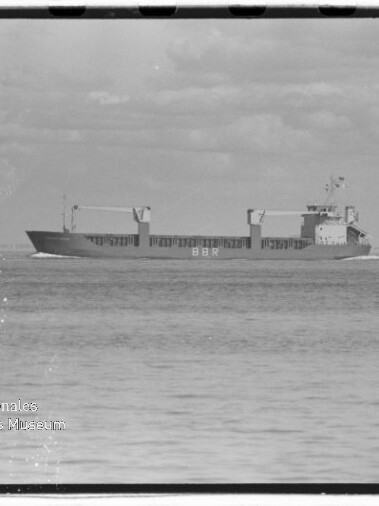 Frachtschiff mit BBR-Schriftzug und zwei Ladekränen fährt auf ruhiger See.