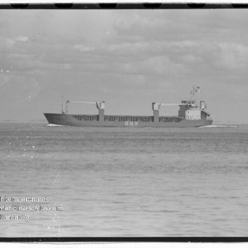 Frachtschiff mit BBR-Schriftzug und zwei Ladekränen fährt auf ruhiger See.