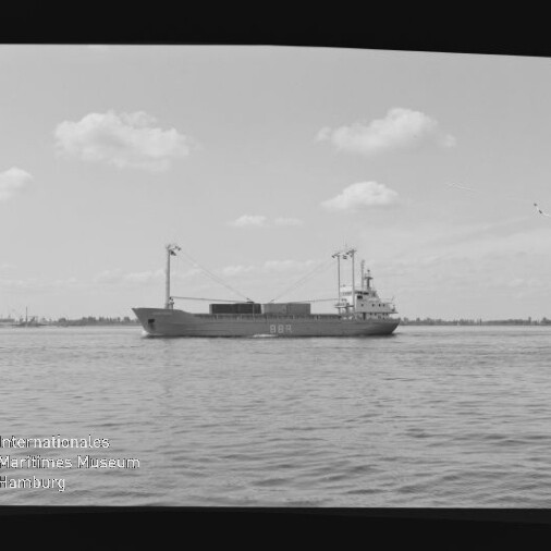 Frachtschiff auf ruhiger See vor flachem Horizont in Schwarz-Weiß; Wasserzeichen 