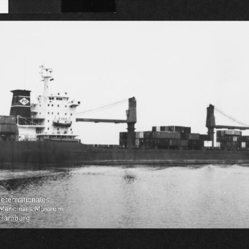 Frachtschiff mit Containern und zwei Ladekränen auf ruhigem Wasser; Wasserzeichen des Maritimen Museums Hamburg unten links.