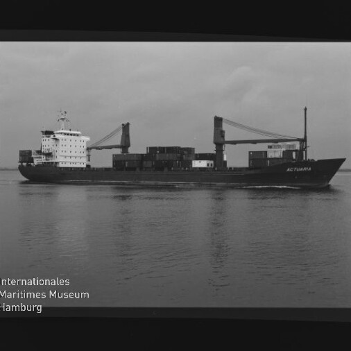 Frachtschiff mit Containern und zwei Ladekränen auf ruhiger See, schwarz-weiß, Museumslogo unten links