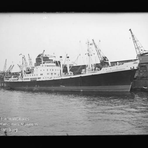 Frachtschiff am Kai vor Hafenkränen, schwarzweiß; Museumssiegel Internationales Maritimes Museum Hamburg
