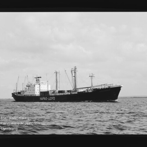 Schwarzweißes Frachtschiff mit Hapag-Lloyd-Schriftzug auf ruhiger See, Museumswasserzeichen unten links.