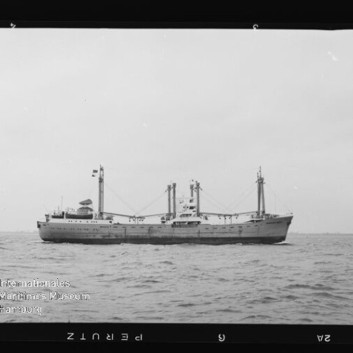 Älteres Frachtschiff in Seitenansicht auf ruhiger See; Schwarzweißfoto mit Wasserzeichen 'Maritimes Museum Hamburg'.