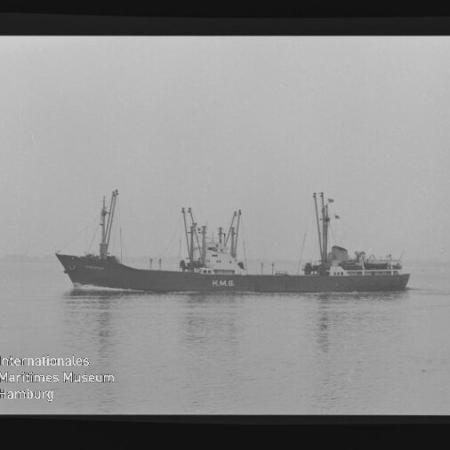 Frachtschiff mit mehreren Ladekränen und Beschriftung 