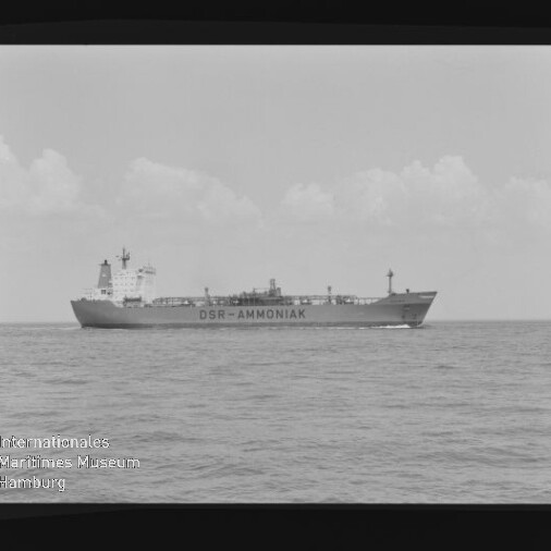 Tankschiff mit Aufschrift DSR‑AMMONIAK auf ruhiger See vor wolkigem Himmel; Museumslogo unten links.