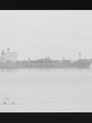 Ammoniak-Tankerschiff mit Schriftzug OSR-AMMONIAK auf ruhiger See, aufgenommen auf Film mit sichtbarem Negativrand