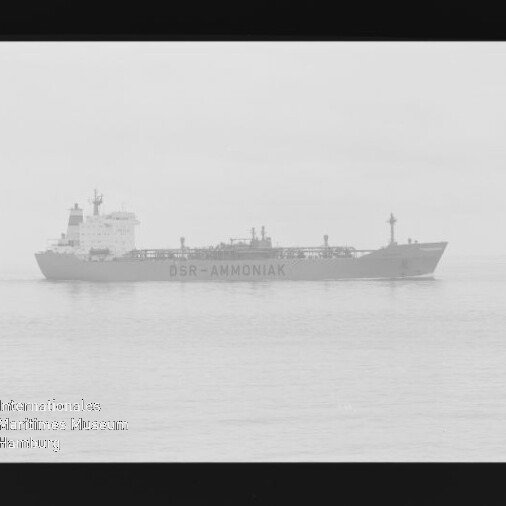 Ammoniak-Tankerschiff mit Schriftzug OSR-AMMONIAK auf ruhiger See, aufgenommen auf Film mit sichtbarem Negativrand