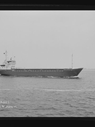 Seitliche Ansicht eines Frachtschiffs auf ruhiger See in Schwarzweiß, mit Logo Internationales Maritimes Museum Hamburg unten links.
