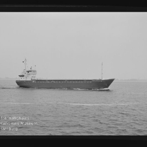 Seitliche Ansicht eines Frachtschiffs auf ruhiger See in Schwarzweiß, mit Logo Internationales Maritimes Museum Hamburg unten links.
