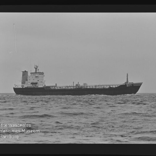 Tankerschiff auf ruhiger See in Schwarzweiß, mit sichtbaren Rohrleitungen und dem Namen GULF am Bug.