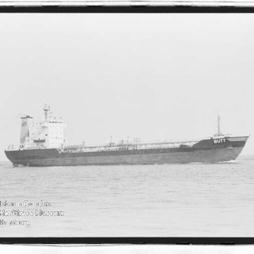 Schwarzweißfoto eines Tankschiffs mit Namen BUTT auf ruhiger See, Museumswasserzeichen unten links.