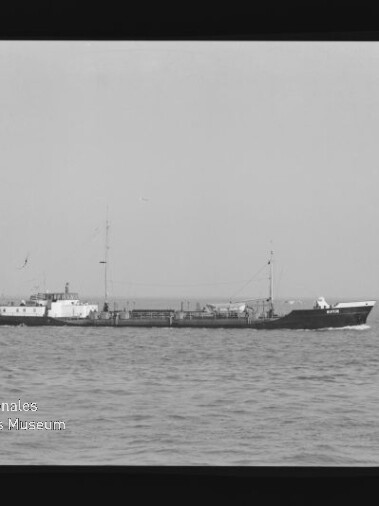 Schwarzweiß-Seitenansicht eines Frachtschiffs auf ruhiger See mit Horizont und Museumswasserzeichen