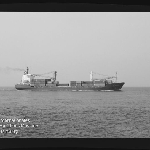 Containerschiff mit Containern und zwei Ladekränen auf ruhiger See, Wasserzeichen des Maritimen Museums Hamburg.