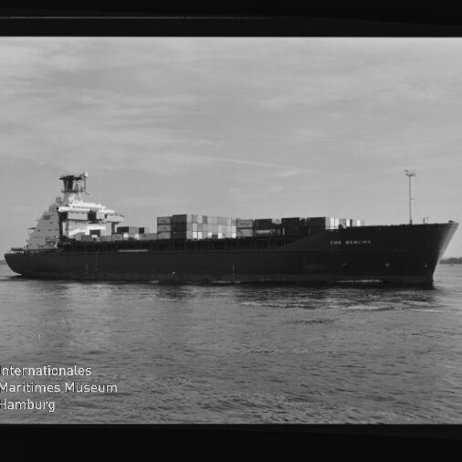 Containerschiff mit Containern auf ruhigem Wasser; links unten Wasserzeichen Internationales Maritimes Museum Hamburg.