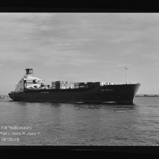 Containerschiff mit gestapelten Containern auf ruhigem Wasser, Schwarzweißaufnahme mit Museumswasserzeichen