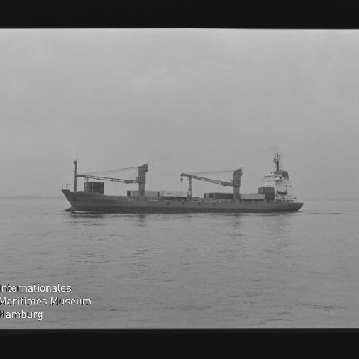 Frachtschiff in Seitenansicht mit zwei Deckkränen auf ruhiger See, Wasserzeichen 