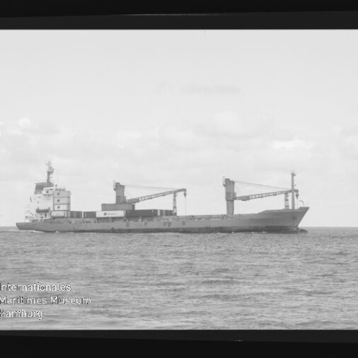 Frachtschiff mit zwei Ladekränen in Seitenansicht auf ruhiger See; unten links Logo des Maritimen Museums Hamburg.
