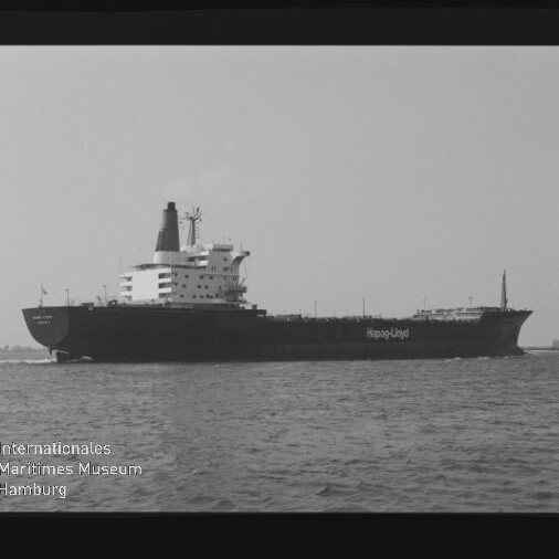 Seitliche Aufnahme eines Hapag-Lloyd-Frachtschiffs auf ruhiger See in Schwarzweiß.