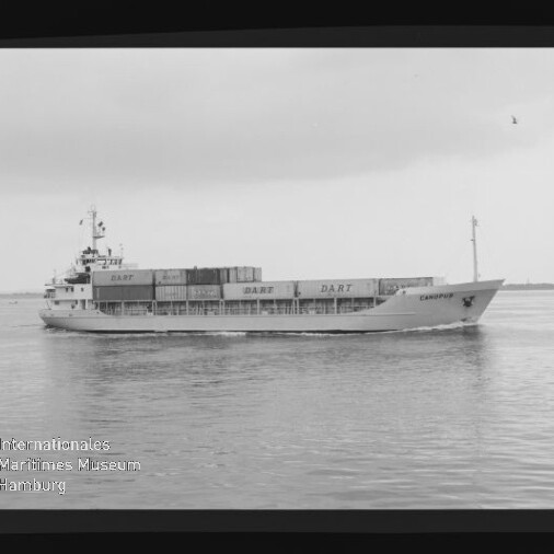 Frachtschiff mit aufgestapelten Containern, auf denen 