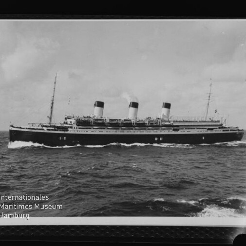 Dreischornsteiniger Passagierdampfer in Seitenansicht auf offenem Meer, Schwarzweißaufnahme mit Museumswasserzeichen.
