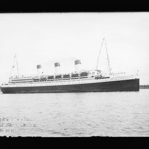 Großer Ozeandampfer mit drei Schornsteinen auf ruhiger See; schwarz-weißes Archivfoto.