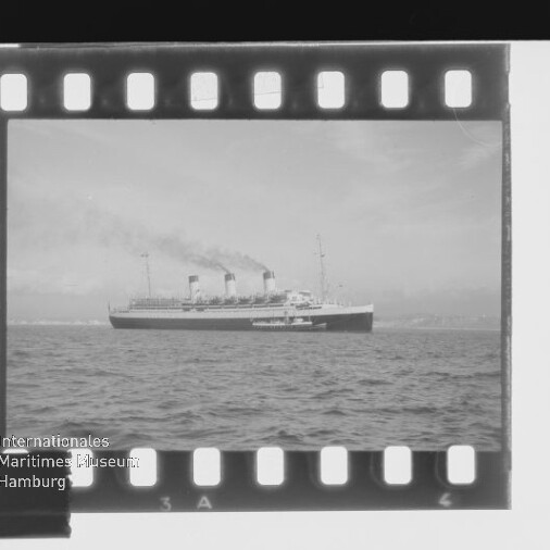 Ozeandampfer mit vier Schornsteinen auf ruhiger See, dargestellt als Fotonegativ mit Filmrand und Museumslogo.