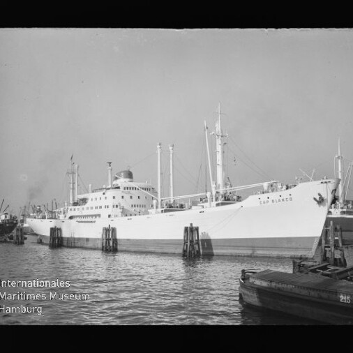 Weißes Passagier- und Frachtschiff mit Namensschrift San Francisco am Kai in einem Hafen, Schwarz-Weiß-Foto.