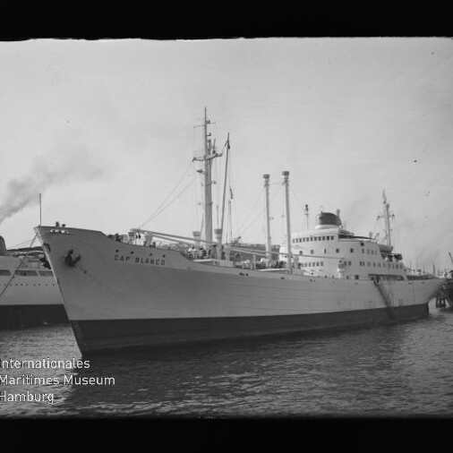 Großes Passagier- und Frachtschiff „Cap Blanco“ am Kai in einer schwarz-weißen Aufnahme, Museumswasserzeichen unten links.