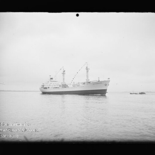 Großes Schiff mit zwei Masten und Wimpelketten auf ruhigem Meer, kleines Beiboot rechts; Museum-Wasserzeichen unten links.