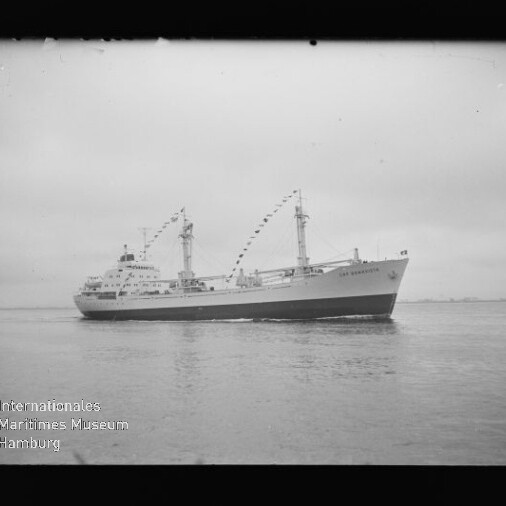 Passagier-/Frachtschiff mit zwei Masten und Wimpelketten auf ruhiger See; Museums-Schriftzug unten links.