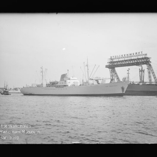 Frachtschiff am Hafen, dahinter Werftkran mit der Aufschrift STÜLCKENWERFT.