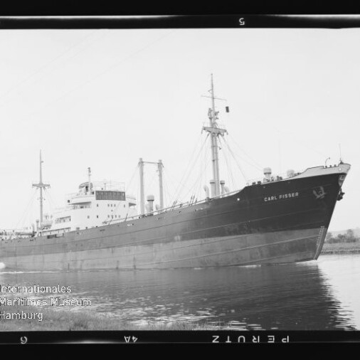 Frachtschiff Carl Fisser, seitliche Ansicht auf ruhigem Wasser, schwarzweißaufnahme mit Museumslogo links unten.