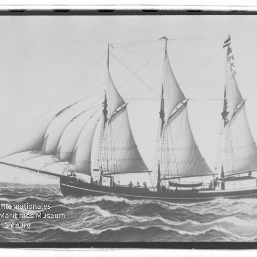 Schwarz-weiße Zeichnung eines dreimastigen Segelschiffs mit vollen Segeln, das über bewegte See fährt.