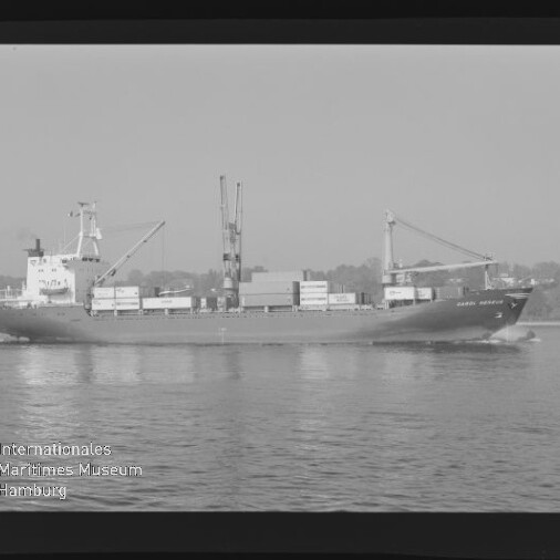 Schwarzweißaufnahme eines Containerschiffs mit Deckkränen und Containern, fahrend auf ruhigem Wasser, Wasserzeichen links.